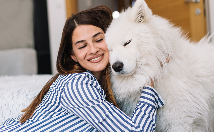 femme avec son chien heureux d'être ensemble